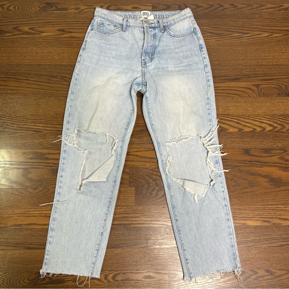 BDG Slim Straight Distressed Jeans in light wash denim size 28